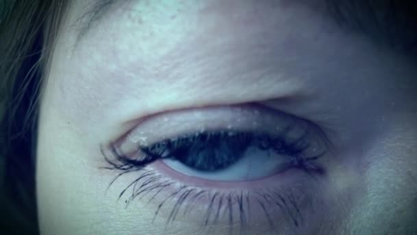 Chica de ojos marrones con interfaz de software futurista. De cerca. — Vídeos de Stock