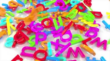 Beyaz Mirrow 'un arka planına dökülen ve yığın oluşturan bir sürü varisli harf var. İngiliz alfabesinin harfleri uçuyor.