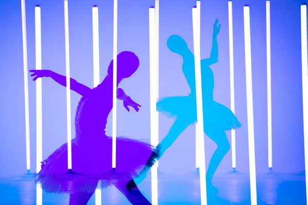 Colagem de sombras de uma dançarina de balé jovem dançando e posando em um estúdio escuro com luzes de néon brilhantes. Silhueta de um modelo esbelto em um tutu branco e sapatos pontiagudos. Cartaz da escola de balé. — Fotografia de Stock