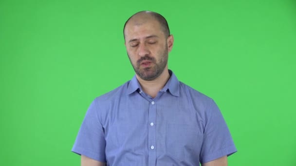 Retrato de homens de meia-idade ouvindo atentamente, acena com a cabeça aprovadamente, aponta com um dedo sim, você está certo, com certeza. Homem careca com barba posando em tela verde no estúdio. Fechar. — Vídeo de Stock