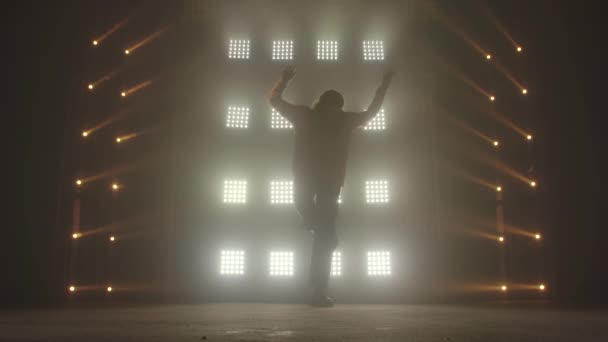 Profesjonalna młoda tancerka hip-hopowa, tańcząca w ciemnym studio w zielonej i żółtej mgle. Kultura hip-hopu. Próba. Współczesne. — Wideo stockowe