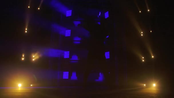 Silueta unui talentat dansator hip hop. Hip hop street dance pe o scenă din studioul întunecat cu fum și iluminat neon. Efecte dinamice de iluminat. Abilităţi creative. Slow motion . — Videoclip de stoc