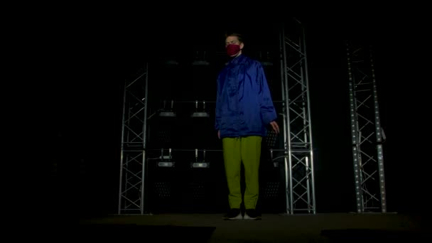 Silhouet van een getalenteerde jonge hiphopdanser. Hip hop straat dans op een podium in donkere studio met rook en neon verlichting. Dynamische lichteffecten. Creatieve vaardigheden. Langzame beweging. — Stockvideo