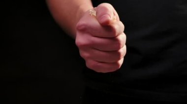 Erkek eli waffle 'ı küçük parçalara ayırır. Tatlı tatlı, siyah arka planda birçok parçaya bölünmüş. Yavaş çekim.