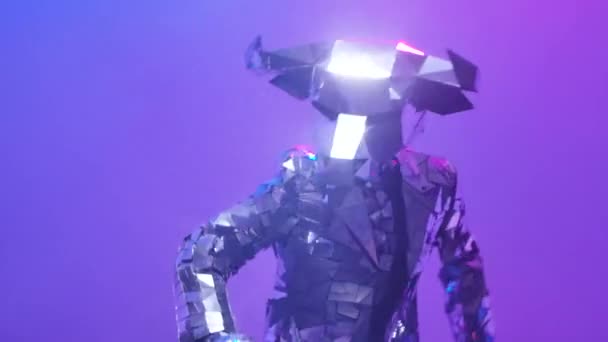 Brillante toro in costume fatto di specchi danza robot danza su sfondo al neon blu rosa studio. Simbolo del 2021, toro, brilla e si riflette nelle luci del club alla cyber disco party. Chiudete. Rallentatore. — Video Stock