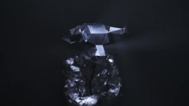 Boğa kafalı ve boynuzlu aynalardan yapılmış parlak gümüş kostümlü kişi disko partisinde neşeyle dans ediyor. Oyuncu Dark Smoky Stüdyoda bir eğlence programı sunuyor. Kapatın. Yavaş çekim.