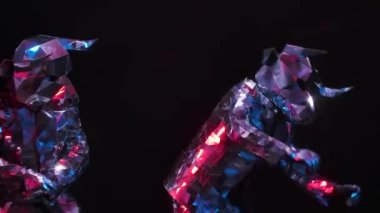 Boynuzlu boğaların kafalarıyla aynalardan yapılmış parlak kostümler giymiş aktörler birbirlerini şakayla yakalıyorlar. Yansıtıcı takım elbiseli boğalar siyah stüdyonun arka planında parıldıyor. Kapatın. Yavaş çekim.