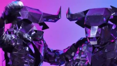 Aynadaki boğalardan oluşan fütüristik kostümlü iki insan onları buraya dans etmeye davet ediyor. 2021 'in sembolü, boğa, ışığa yansıyor ve parlıyor. Kapatın. Yavaş çekim.