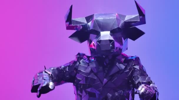 Brillante toro in costume fatto di specchi danza robot danza su sfondo al neon blu rosa studio. Simbolo del 2021, toro, brilla e si riflette nelle luci del club alla cyber disco party. Chiudete. Rallentatore. — Video Stock