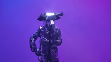 Aynalardan yapılmış parlak bir boğa. Neon mavisi pembe stüdyo arka planında retro mikrofonun yanında şarkı söyleyip dans ediyor. 2021 'in sembolü, boğa, parlıyor ve kulüp ışıklarına yansıyor. Kapatın. Yavaş çekim