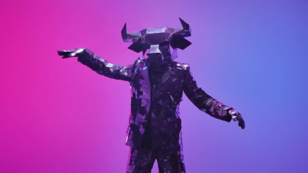 Brillante toro in costume fatto di specchi danza robot danza su sfondo al neon blu rosa studio. Simbolo del 2021, toro, brilla e si riflette nelle luci del club alla cyber disco party. Chiudete. Rallentatore. — Video Stock
