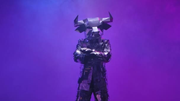 Taureau brillant en costume fait de miroirs danse robot danse sur fond studio violet néon. Symbole de 2021, taureau, brille et se reflète dans les lumières du club lors de la fête cyber disco. Ferme là. Mouvement lent. — Video