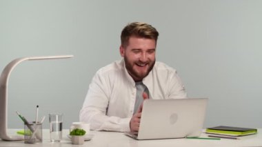 Gülümseyen işadamı ofis çalışanı konferans toplantısını laptopta, merkez ofiste yapıyor. Erkek yönetici, internet üzerinden profesyonel webcam sohbeti yapıyor, canlı dijital eğitim alıyor. Kapatın. Yavaş çekim