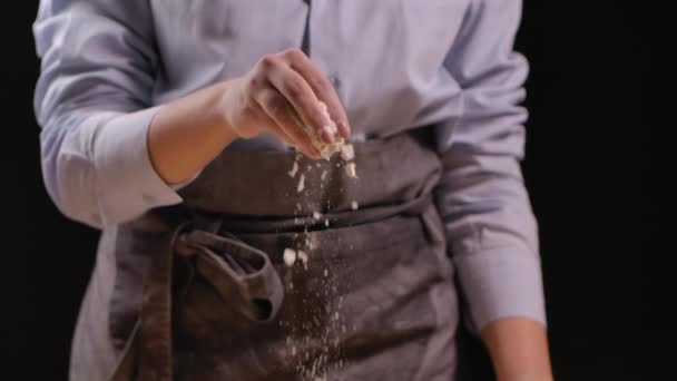 Mulher padeiro derrama farinha na cozinha. Acção. Chef polvilha pitada de farinha no cozimento. Passos cozimento cozimento e confeitaria. Fecha. Movimento lento. — Vídeo de Stock