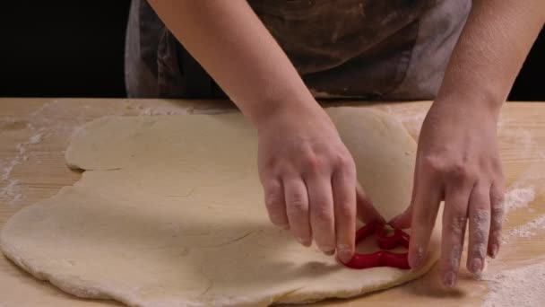 Las mujeres manos de panadero haciendo galletas usando estaño para hornear en forma. Horneado, cocina y pastelería haciendo material de archivo concepto. De cerca. Movimiento lento. — Vídeo de stock