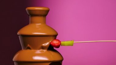 Erimiş çikolata şelalesine batırılmış olgun sulu meyveler. Muz, kivi, portakal, marşmelov ve sıcak sıvı çikolataya sarılmış çilek. Fondü. Tatlı. Kapatın. Yavaş çekim.