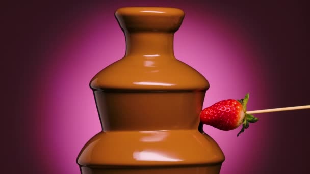 Chocolate de leite derretido flui na fonte de chocolate. Morangos suculentos maduros no espeto são mergulhados em chocolate derretido doce. Fondue. Sobremesa. Comida gourmet. Festa e celebração. Fecha. Movimento lento. — Vídeo de Stock