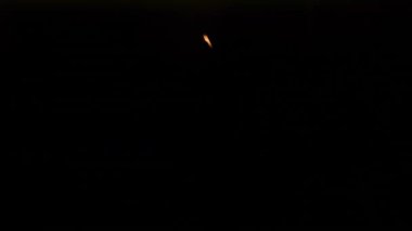 Renkli sahne ışıkları. Flaşlı beyaz spot ışıkları ve sarı lazer hologramlar döner, döner ve parlak ışınlar yayar. Gösteri ya da disko için ışıklandırma ekipmanları ve ışık efektleri. Kapat..