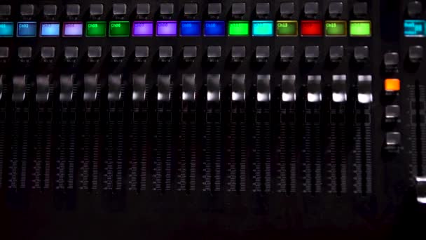 ステージクローズアップのチューニングのための様々なノブや照明ボタンを持つ音楽ミキサーデスクの詳細。コンサート中のミキシングデスク。プロレコーディングスタジオ。音響処理装置のインターフェース. — ストック動画