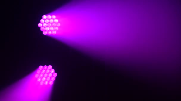 Proiettori colorati palcoscenici lampeggianti durante il concerto live show. Luci attrezzature su disco party, luci in movimento e lampeggianti in discoteca, illuminando lo spazio e creando un'atmosfera rilassante. Da vicino.. — Video Stock