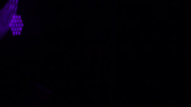 Holofotes coloridos piscando durante o show ao vivo. Luzes equipamentos na festa disco, movendo-se e piscando luzes na boate, iluminando o espaço e criando uma atmosfera relaxante. Fechar. — Vídeo de Stock