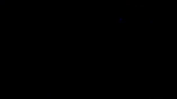 Nachtlasershow van hologrammen. Dynamische stroboscoopstralen knipperen in het donker om een leeg podium te verlichten. Discofeest in een nachtclub. Volumetrische lichtbundels voor uw video of advertentie. Sluiten.. — Stockvideo