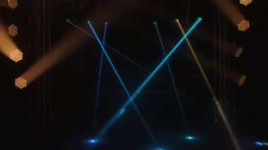 Konserden önce renkli neon ışık efektleri başlayacak, sahne ışıkları ve lazer hologramları müzik gösterisi sırasında olay yerinde olacak. Farklı renklerde lazer ışınları koyu bir arkaplanda soyut ışık saçar.