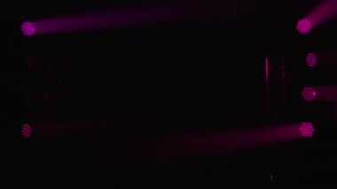 Canlı konser sırasında renkli sahne ışıkları yanıp sönüyor. Disko partisinde ışık ekipmanı, gece kulübünde hareket ve yanıp sönen ışıklar, mekanı aydınlatmak ve rahatlatıcı bir atmosfer yaratmak..