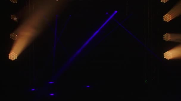 Konser başlamadan önce renkli neon ışık efektleri. Sahne ışıkları ve ışıklar müzik gösterisi sırasında, sahne ışıkları konserde. Müzik sahnesinde ışıklar parlıyor. — Stok video