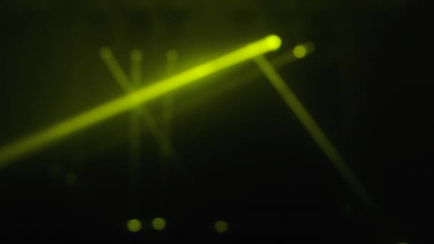 Spettacolo festivo. Raggi di luce laser di diversi colori lampeggiano astrattamente su uno sfondo scuro. Video, sfocatura texture e sfocatura per design, sala concerti e illuminazione scenica durante il programma dello spettacolo. — Video Stock