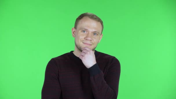 Portret van een middelbare leeftijd mannen gericht denkt dan wordt boos dat er geen idee. Ongeschoren mannetje in een zwarte rode trui poserend op een groen scherm in de studio. Sluiten.. — Stockvideo