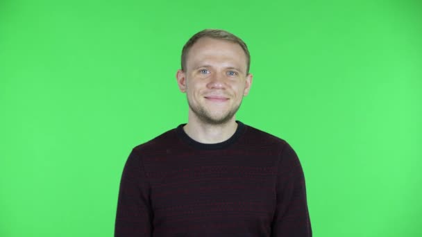 Portret van mannen van middelbare leeftijd die angstig naar de camera kijken. Ongeschoren mannetje in een zwarte rode trui poserend op een groen scherm in de studio. Sluiten.. — Stockvideo