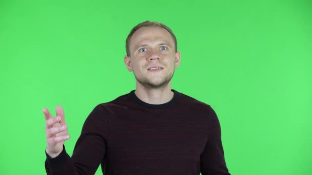 Portret van een man van middelbare leeftijd dagdroomt over iets aangenaams en glimlachend omhoog kijkend. Ongeschoren mannetje in een zwarte rode trui poserend op een groen scherm in de studio. Sluiten.. — Stockvideo