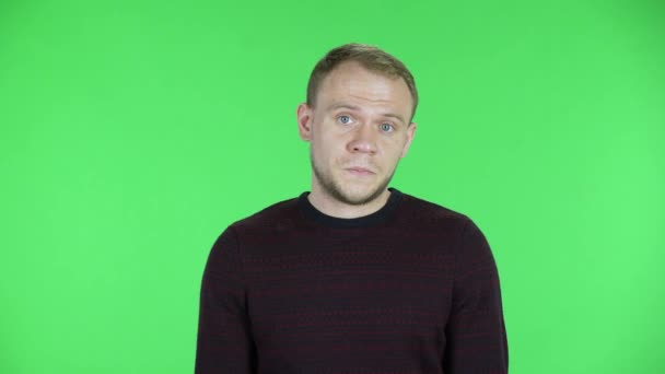 Портрет чоловіків середнього віку, що розмовляють з кимось із обуренням. Нездурілий чоловік у чорно-червоному светрі позує на зеленому екрані в студії. крупним планом . — стокове відео