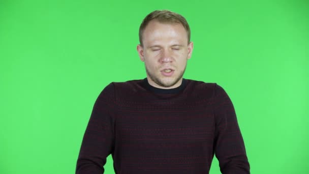 Portret van een man van middelbare leeftijd die stress weigert en situatie inneemt, kalmeert, diep ademt. Ongeschoren mannetje in een zwarte rode trui poserend op een groen scherm in de studio. Sluiten.. — Stockvideo