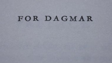 Dagmar için İngilizce metnin ayrıntılı görünümü açık bir kitabın sayfasında. Yakınlaştır, metin biraz bulanıklaşır. Ağır çekim. Kapat..