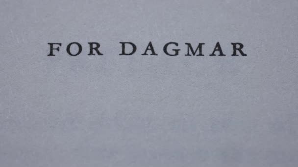 Vista detalhada do texto em inglês de Dagmar na página de um livro aberto. Aproxime-se, o texto fica ligeiramente embaçado. Movimento lento. Fechar. — Vídeo de Stock