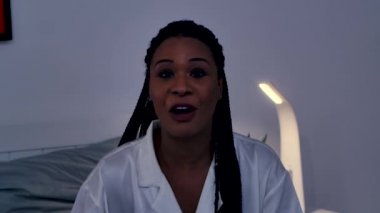 Güzel Afro-Amerikan kadın diyor ki: 