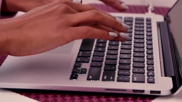 Dizüstü bilgisayar klavyesinde yazan siyah kadın elleri. Kadın uzaktan çalışma, sosyal ağ kurma ya da uzaktan öğrenme için dizüstü bilgisayar kullanıyor. Parmaklar tuşlara dokunuyor yavaş çekimde kapat. — Stok video
