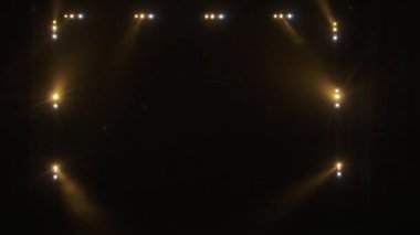 Işıklandırma ekipmanlarıyla sahne. Işıklandırma efektleri. Dinamik ışık