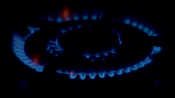 Blauwe vlammen verspreid over de gasbrander in slow motion. Het proces van ontbranding, verbranding en blussen van een gaskooktoestel op een zwarte achtergrond. Sluiten.. — Stockvideo