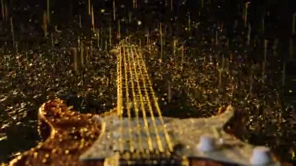 Gotas brilhantes de chuva batendo no corpo de madeira de uma guitarra elétrica deitada na superfície da água em um estúdio escuro. Instrumento musical em gotas de chuva em um fundo bokeh borrado. Fecha. Movimento lento. — Vídeo de Stock