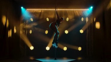 Çekici striptiz dansçıları direk üzerinde numaralar yapar. İç çamaşırlı ve yüksek topuklu seksi sarışın bir kadının silüeti. Karanlık bir stüdyoda dumanlı ve neon ışıklı egzotik bir dans. Yavaş çekim.