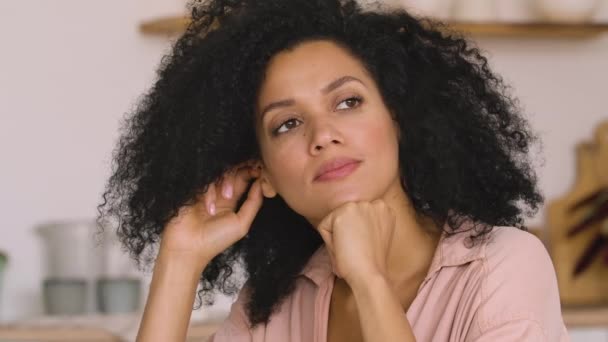 Leuke Afro-Amerikaanse vrouw gericht denken en typen op laptop, moe wrijft zijn slapen, geen idee. Zwarte vrouw poseren aan tafel in heldere keuken. Sluit maar af. Slow motion klaar, 4K bij 59,97 fps. — Stockvideo