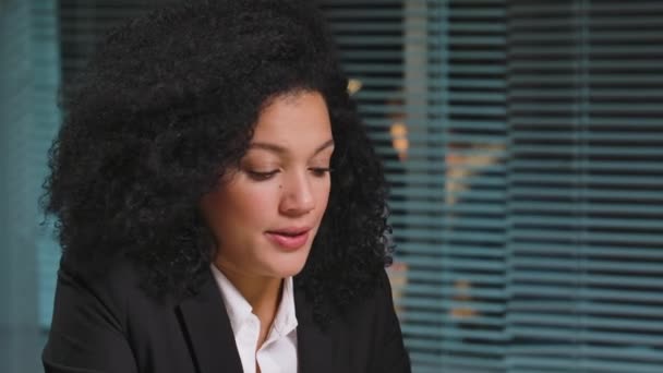 Portret van een Afro-Amerikaanse vrouw die sms 't met een klant met een laptop en blij is met een goede deal. Zakenvrouw poseert op de werkplek. Sluit maar af. Slow motion klaar 59,94fps. — Stockvideo