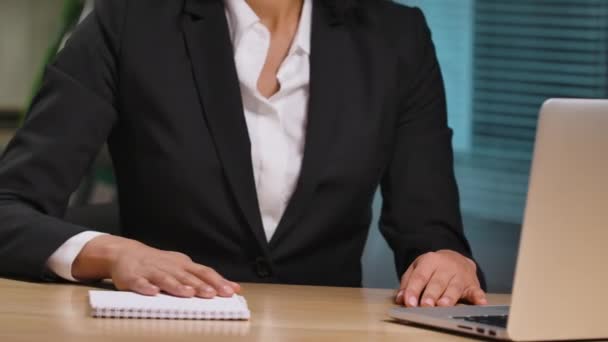 Retrato de mujer afroamericana termina el trabajo, cierra el portátil y se va. Empresaria posando en el lugar de trabajo, sentada en la mesa en el interior de la oficina. De cerca. Cámara lenta lista 59.94fps. — Vídeos de Stock