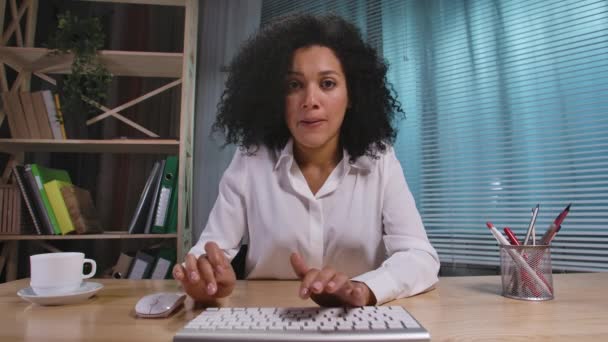 Retrato de mujer afroamericana escribiendo en el teclado de la computadora y luego muy molesto y enojado. Empresaria posando en el lugar de trabajo, sentada a la mesa en la oficina. Vista de cámara web. Cámara lenta lista 59.94fps. — Vídeos de Stock