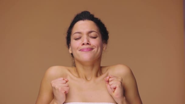 Portrait de beauté de jeune femme afro-américaine sirotant et bâillant. Modèle féminin noir posant sur fond de studio brun. Prêt au ralenti, 4K à 59.94fps. — Video
