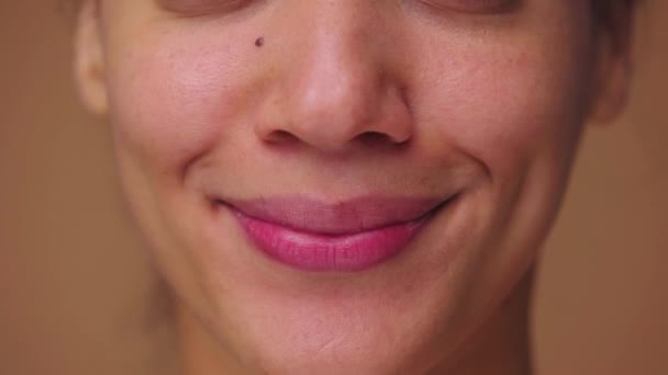 Hermosos labios femeninos sonriendo revelando dientes blancos. Rostro de mujer afroamericana con belleza natural. Primer plano macro retrato con la piel limpia y lisa perfecta. Cámara lenta lista, 4K a 59.94fps. — Vídeos de Stock