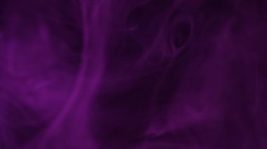 Yavaş çekimde soyut pembe duman. Duman, arka planda soğuk sis bulutu. Açık, pembe, sis, bulut, siyah arkaplan, 4k, buz dumanı bulutu. Yüzen sis.